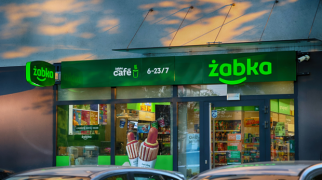 Couche-Tard adquirirá la polaca Żabka en su mayor operación hasta la fecha